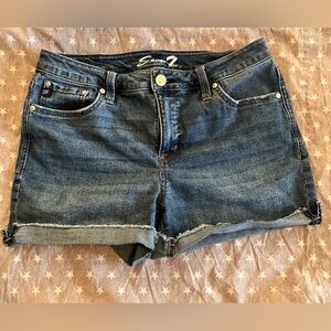 Seven7 Weekend Short - size 8 - cuffed and raw edge